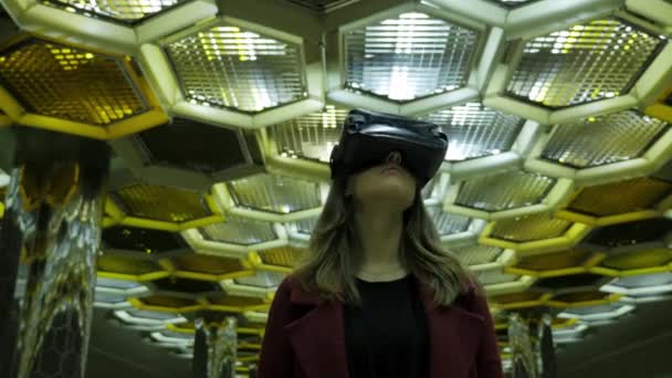 La realidad virtual, las tecnologías 3D, el ciberespacio, la ciencia y el concepto de personas - la joven feliz en gafas 3D. Mujer joven en gafas VR sobre fondo abstracto — Vídeo de stock