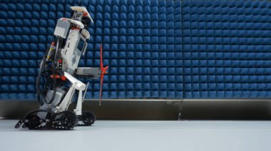 Masada bulunan küçük Hunan benzeri bir robot. Modern robot masada yakın yukarı gider