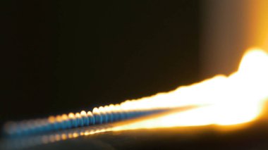 Kimya Laboratuvarı yangında boruyla kapatın. Gaz sistemi laboratuarda. Alevler ile müzik aleti. Tüp ve yangın kapat