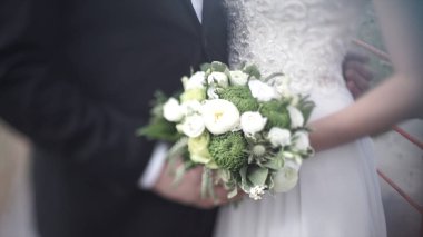 Gelin ve damat renkli düğün buket tutarak. Evlilik kavramı. Güzel genç düğün çift doğa dışarıda. Şık buket düğün çiftle