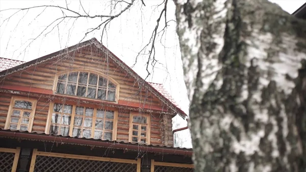 Casa de madera en el bosque. antiguo pueblo de madera en el corazón de Europa. Arquitectura de una casa de madera —  Fotos de Stock