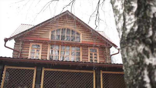Rumah kayu di hutan. desa kayu antik di jantung Eropa. Arsitektur dari rumah kayu — Stok Foto