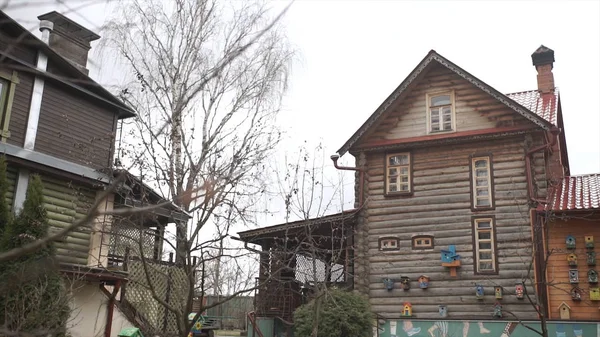 Casa in legno nel bosco. antico borgo in legno nel cuore dell'Europa. Architettura da una casa di legno — Foto Stock