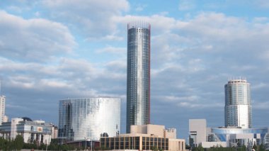 Gökdelen binaları ve gökyüzü görünümü Timelapse. Akşamları bulutla modern bina