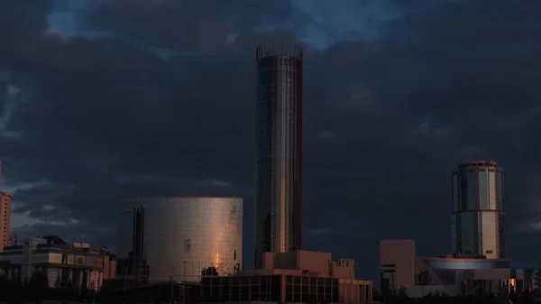 Edificios de rascacielos y Sky View Timelapse. Moderno edificio con nube por la noche —  Fotos de Stock