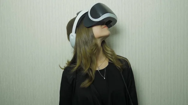 Mulher jovem experimentando óculos de realidade virtual. Jovem que gosta de usar óculos de realidade virtual em casa. Mulher em óculos VR em casa — Fotografia de Stock