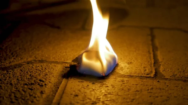 Fuego de carbón con leña sobre cemento. Carbón de fuego en el suelo de piedra —  Fotos de Stock