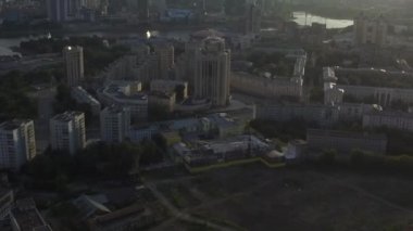 Kavşak ve yol, evleri, binaları, parkları ve otoparklar, köprüler ile hava şehir manzaralı. Kentsel peyzaj