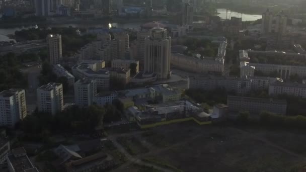 Luchtfoto Stadszicht met kruispunten en wegen, huizen, gebouwen, parken en parkeerterreinen, bruggen. Stedelijk landschap — Stockvideo