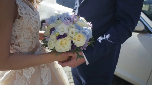 新娘和新郎抱着色彩缤纷的婚礼花束。婚姻观念。美丽年轻夫妇外性质。新婚夫妇与时尚的花束 — 图库照片