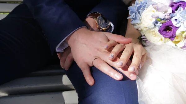 Newly wed couples hands with wedding rings. Bride and groom with wedding rings on flowers or wedding bouquet. Newly wed couples hands with wedding rings — Stock Photo, Image