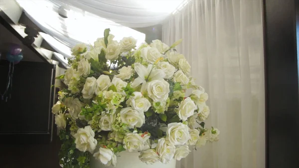 Ramo perfecto de rosas creme de lujo para bodas, cumpleaños o San Valentín. el ramo de novias en la sala de banquetes. Rosas azules y blancas y rosas — Foto de Stock