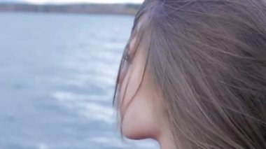 Göl arka plan güzel kız closeup. arka plan bir trendy güneş gözlüğü Gölü'nün EXY kadın modeli. Doğada genç kadın rahatlatıcı