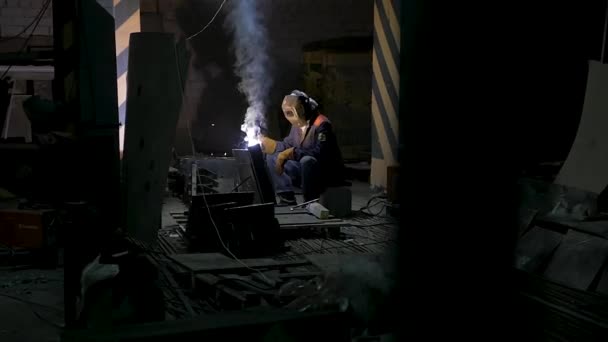 Werknemer met beschermend masker lassen metal.welding in zwarte achtergrond in slow motion. Man met beschermend masker lassen van metalen in donker contrast achtergrond in slow motion — Stockvideo