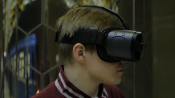 Homem usando óculos VR em fundo futurista. Homem atraente vestindo óculos de realidade virtual. Auscultadores VR. Conceito de realidade virtual em fundo branco — Vídeo de Stock