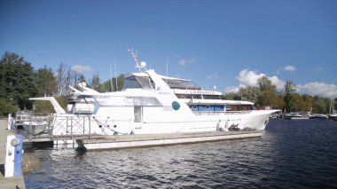 Liman İskelesi üzerinde motor yat. Tekne Yat demirli iskele kapatmak. iskelede tekne