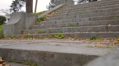 Parktaki merdivenlerden aşağı çift. Çift el ele tutuşarak taş merdivenlerden aşağı aşık. Genç güzel aşağı merdivenlerden birbirlerinin elele çift,.