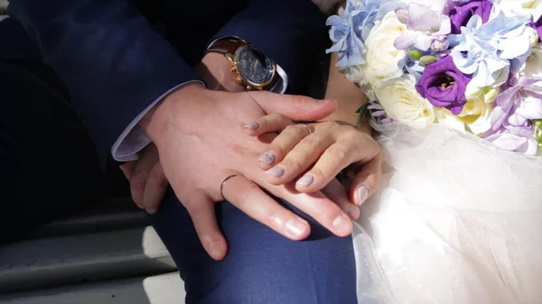 Newly wed couples hands with wedding rings. Bride and groom with wedding rings on flowers or wedding bouquet. Newly wed couples hands with wedding rings — Stock Photo, Image