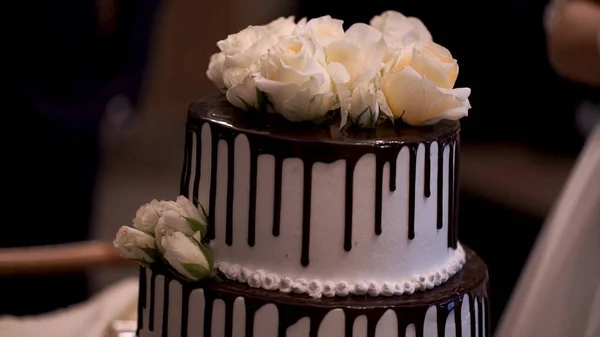 Duży i piękny czarno-biały tort weselny. Multi level biały tort weselny na srebrny podstawowej i różowe kwiaty na górze. — Zdjęcie stockowe
