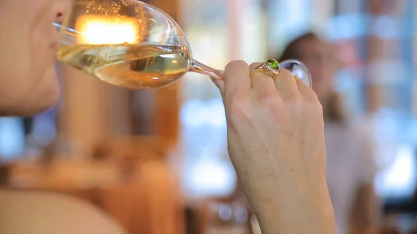 Vrouw drinkt een glas champagne en cheers. Vrouw cheers met een glas champagne. Houden van een glas Champagne — Stockfoto