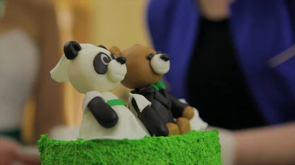 Panda lub niedźwiedzia na wakacje zielony tort. Przyjęcie urodzinowe z domu tort dla dzieci. Bear cake. — Zdjęcie stockowe