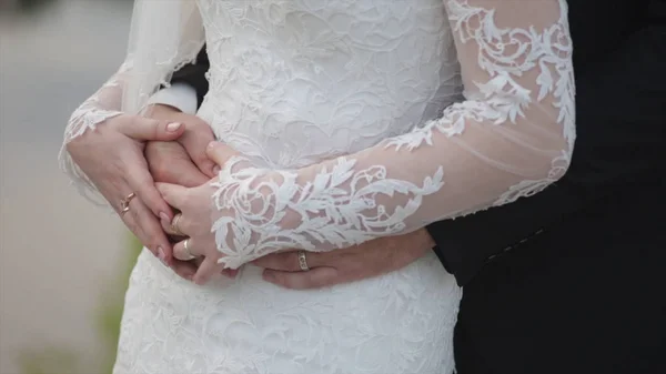 新娘手里拿着的婚礼花束，新郎从后面拥抱她。新郎抱着新娘从后面 — 图库照片