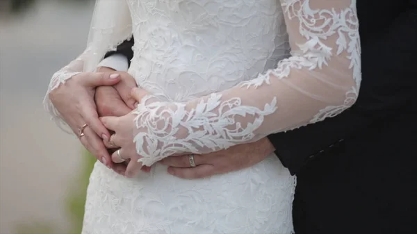 新娘手里拿着的婚礼花束，新郎从后面拥抱她。新郎抱着新娘从后面 — 图库照片