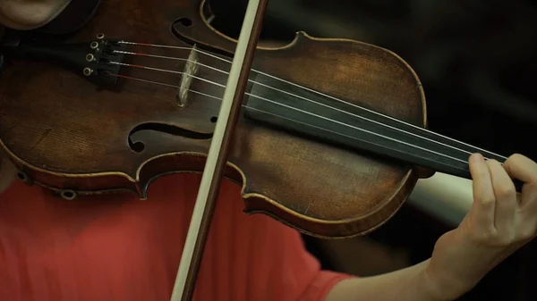 Flickor handen på strängarna på en fiol. Flickor hand på greppbräda violin. — Stockfoto