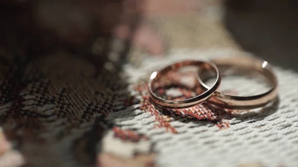 Alianças de casamento de prata. Anéis de casamento de prata ou titânio. Anéis de casamento — Fotografia de Stock