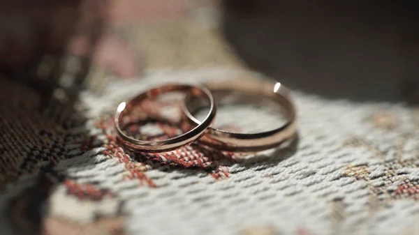 Alianças de casamento de prata. Anéis de casamento de prata ou titânio. Anéis de casamento — Fotografia de Stock