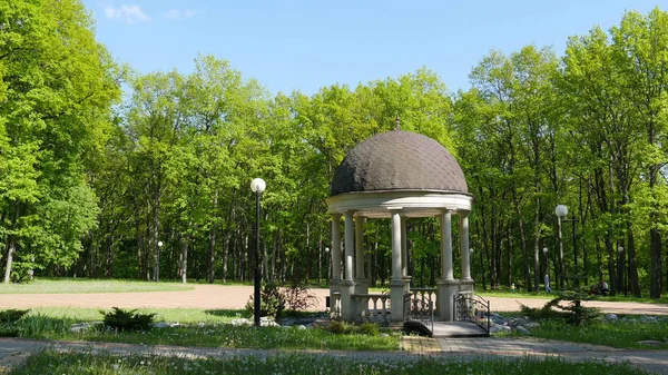 Mooi prieel in het najaar park. Luxe sierlijk prieel in een voorjaarspark — Stockfoto
