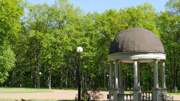 Güz parkında güzel bir çardak. Bir bahar parkında lüks bir çardak. — Stok fotoğraf