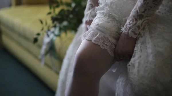 Menyasszony ruha harisnya láb. Szépség menyasszony egy ruhát rajta harisnya-esküvői beltérben. Női portré szép hölgy a ruha. Közelkép a nő kezét — Stock Fotó