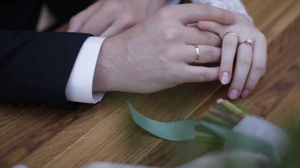 Свадебная пара держится за руки. Молодая супружеская пара держится за руки, церемония свадьбы — стоковое фото