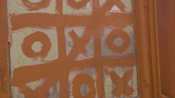 Tick tack toe auf der schwarzen Anzeigetafel, abstrakt von unternehmerischem Erfolg und Erfolg. abstrakte tic tac toe Spiel Wettbewerb. xo win challecge Konzept auf schwarzem Brett. x und o Spiel an Bord — Stockvideo