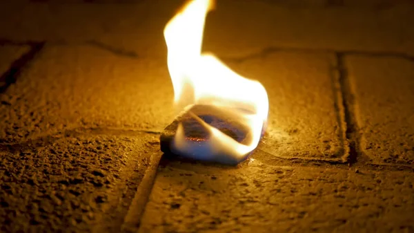 Fuego de carbón con leña sobre cemento. Carbón de fuego en el suelo de piedra —  Fotos de Stock