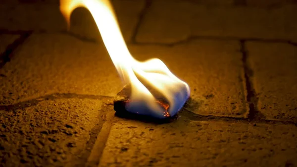 Holzkohlefeuer auf Zement. Feuerkohle auf dem Steinboden — Stockfoto