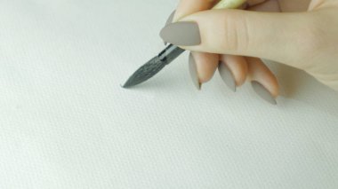 Kadının Çin hiyeroglif yazılı eller. Kadın el yazma fırça hat Çince karakterler, tutarak yakın çekim