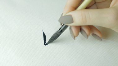 Kadının Çin hiyeroglif yazılı eller. Kadın el yazma fırça hat Çince karakterler, tutarak yakın çekim