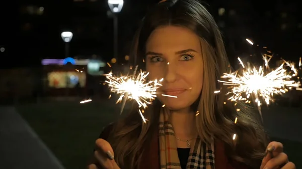 Giovane bella ragazza felice sorridente che tiene sparkler per strada. Concetto vacanza. Ragazza con scintille in strada — Foto Stock