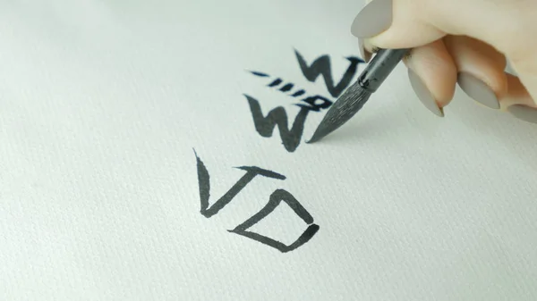 Kadının Çin hiyeroglif yazılı eller. Kadın el yazma fırça hat Çince karakterler, tutarak yakın çekim — Stok fotoğraf