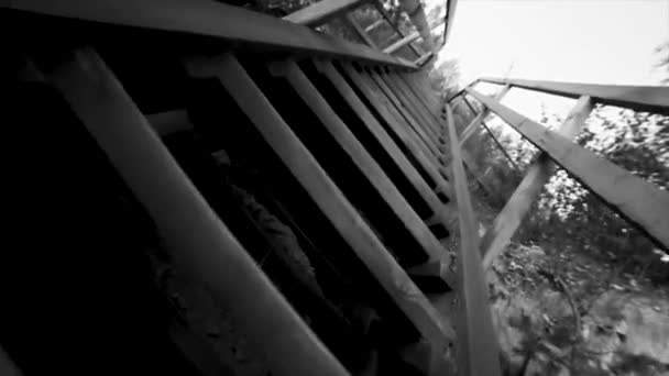 Nederkant Visa gamla trappor sky bakgrunden svart och vitt. Footage. Thailändska trähus trappa stil. Gammal träbro vid floden — Stockvideo