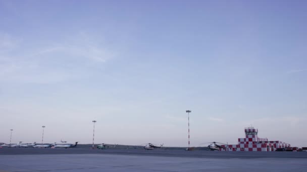 Aeropuerto, el avión en despegue, paisaje. Avión de pasajeros aterrizando a la pista del aeropuerto con hermosa luz del atardecer. Avión blanco de pasajeros aterriza lejos del aeropuerto — Vídeos de Stock