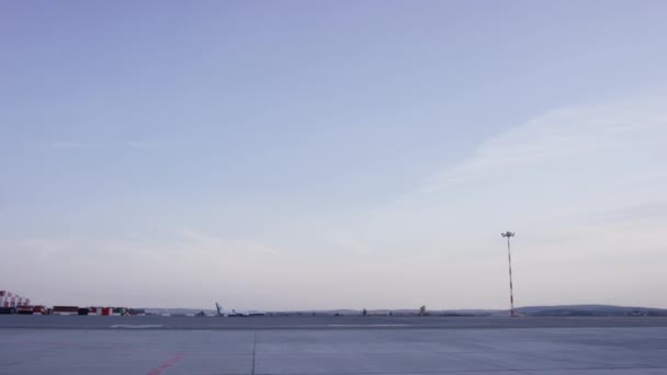 空港、離陸、景観上の平面。乗客の飛行機は美しい夕日の光で空港の滑走路に着陸します。白人の乗客の飛行機が着陸する空港から — ストック動画