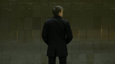 Arkadan metro istasyonunda yalnız genç adam arka görünümü ekleme tren bekliyorsun İzle bak. İş adamı istasyonda