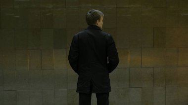 Arkadan metro istasyonunda yalnız genç adam arka görünümü ekleme tren bekliyorsun İzle bak. İş adamı istasyonda