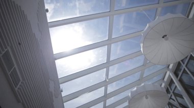 Pencere slayt hareket ile güneş ve mavi gökyüzü görünümü. Tepe. Penceresinde görüntüleyin. Gökyüzüne penceresinden görünümü. Çatı penceresi. Güneş ışığı tavana. Evde ışık