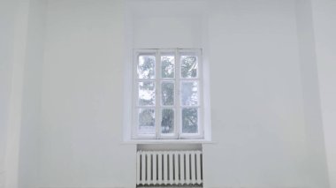 Boş beyaz duvar ile pencere. Hareket hareket veya boş ışık beyaz oda pencere ile kameraya isabet kaydırın. İnşaat ev boş oda iç pencere alüminyum duvar