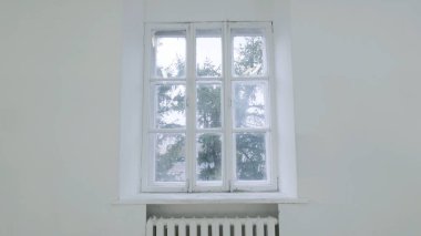 Boş beyaz duvar ile pencere. Hareket hareket veya boş ışık beyaz oda pencere ile kameraya isabet kaydırın. İnşaat ev boş oda iç pencere alüminyum duvar