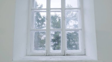 Boş beyaz duvar ile pencere. Hareket hareket veya boş ışık beyaz oda pencere ile kameraya isabet kaydırın. İnşaat ev boş oda iç pencere alüminyum duvar